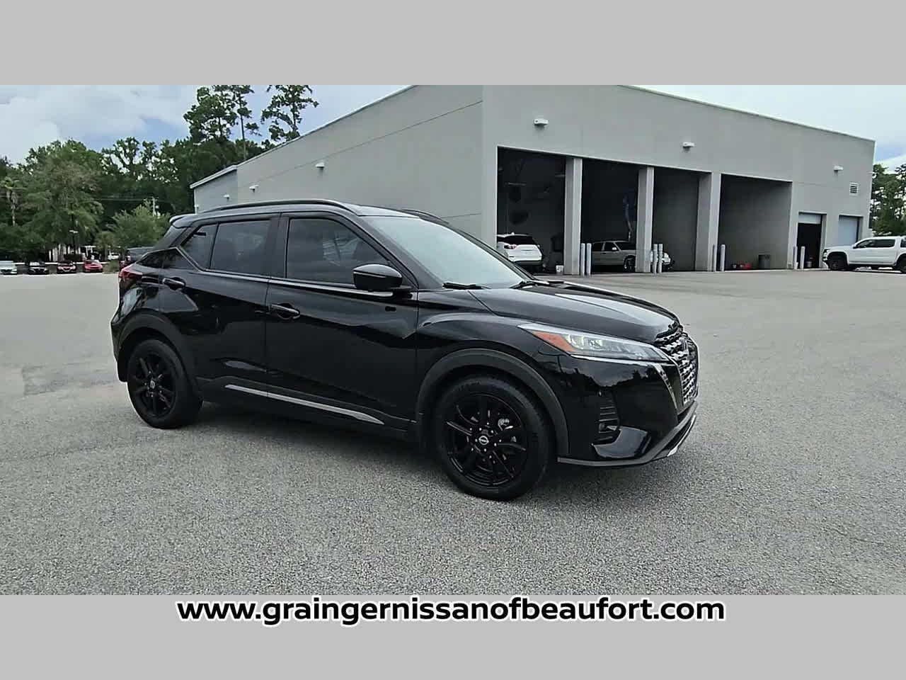 2023 Nissan Kicks SR