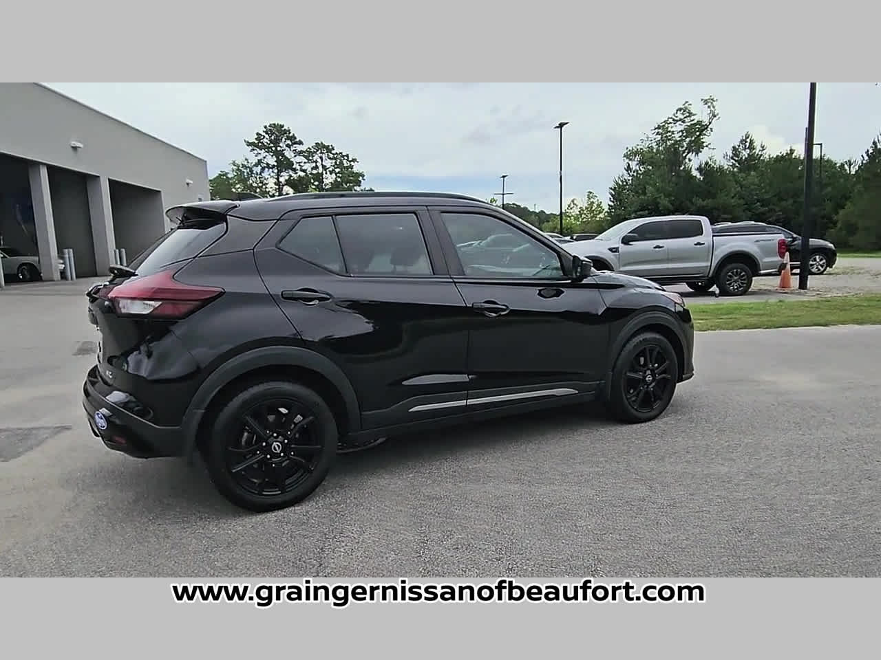 2023 Nissan Kicks SR