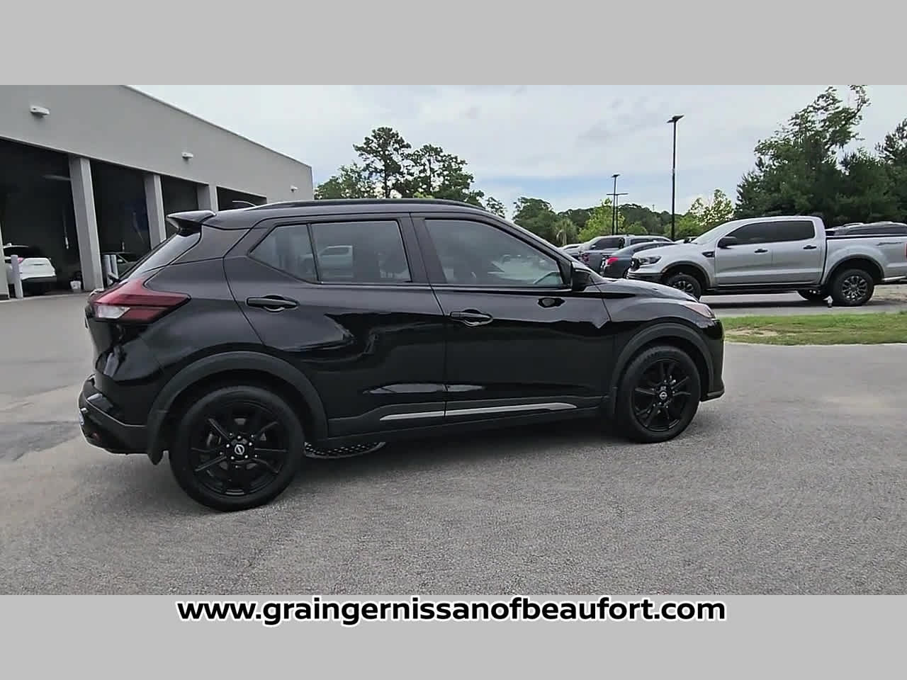 2023 Nissan Kicks SR