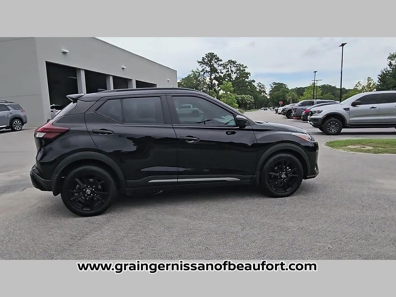 2023 Nissan Kicks SR