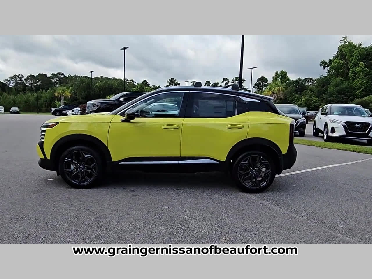 2025 Nissan Kicks SR