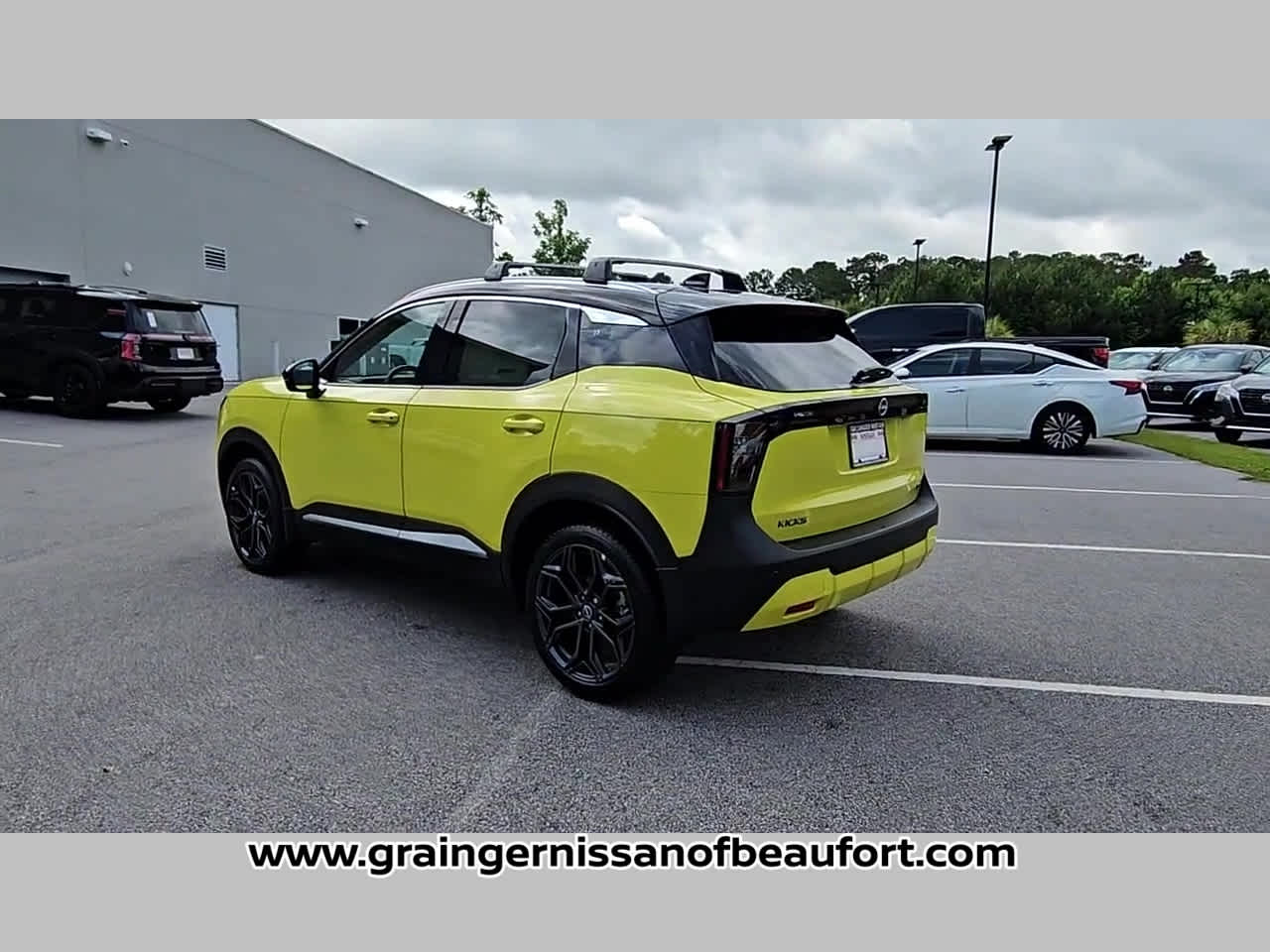 2025 Nissan Kicks SR