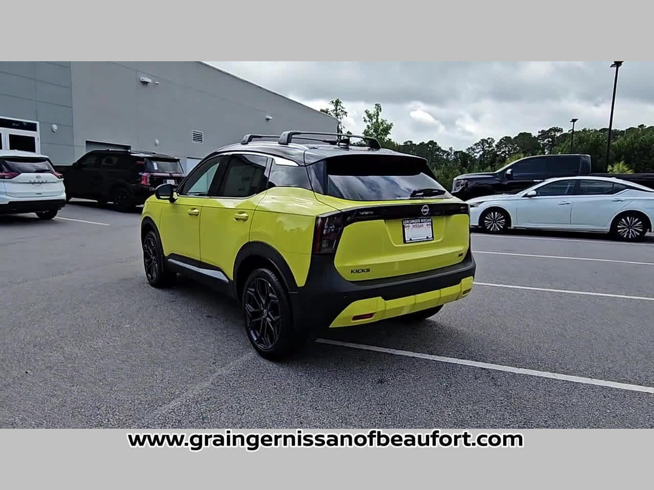 2025 Nissan Kicks SR