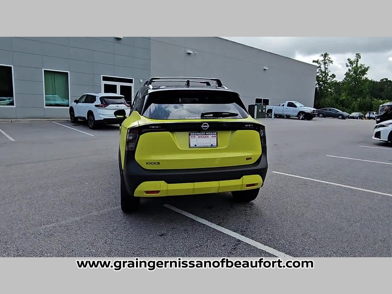 2025 Nissan Kicks SR