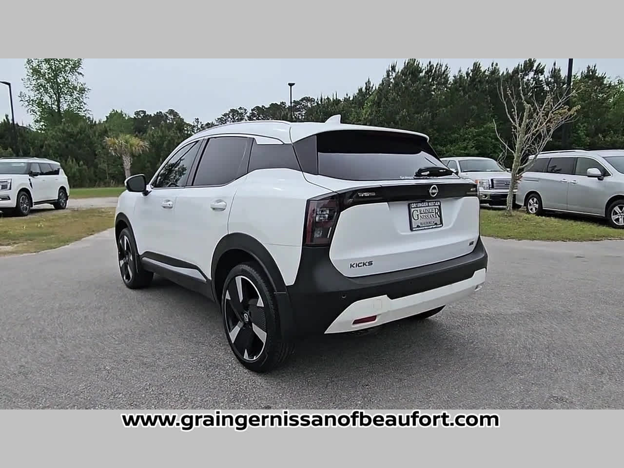 2025 Nissan Kicks SR