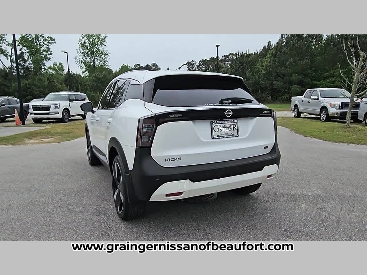 2025 Nissan Kicks SR