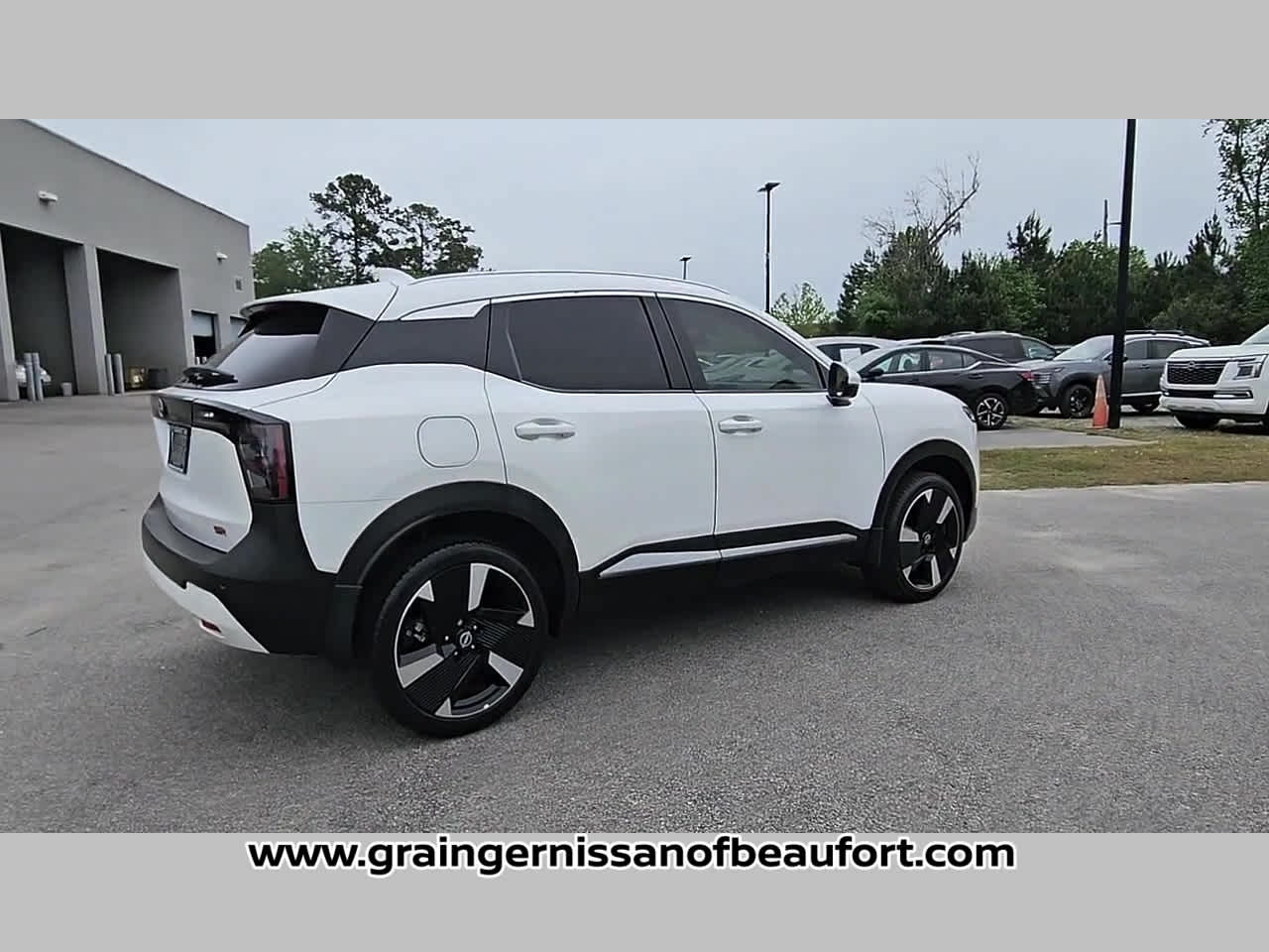 2025 Nissan Kicks SR