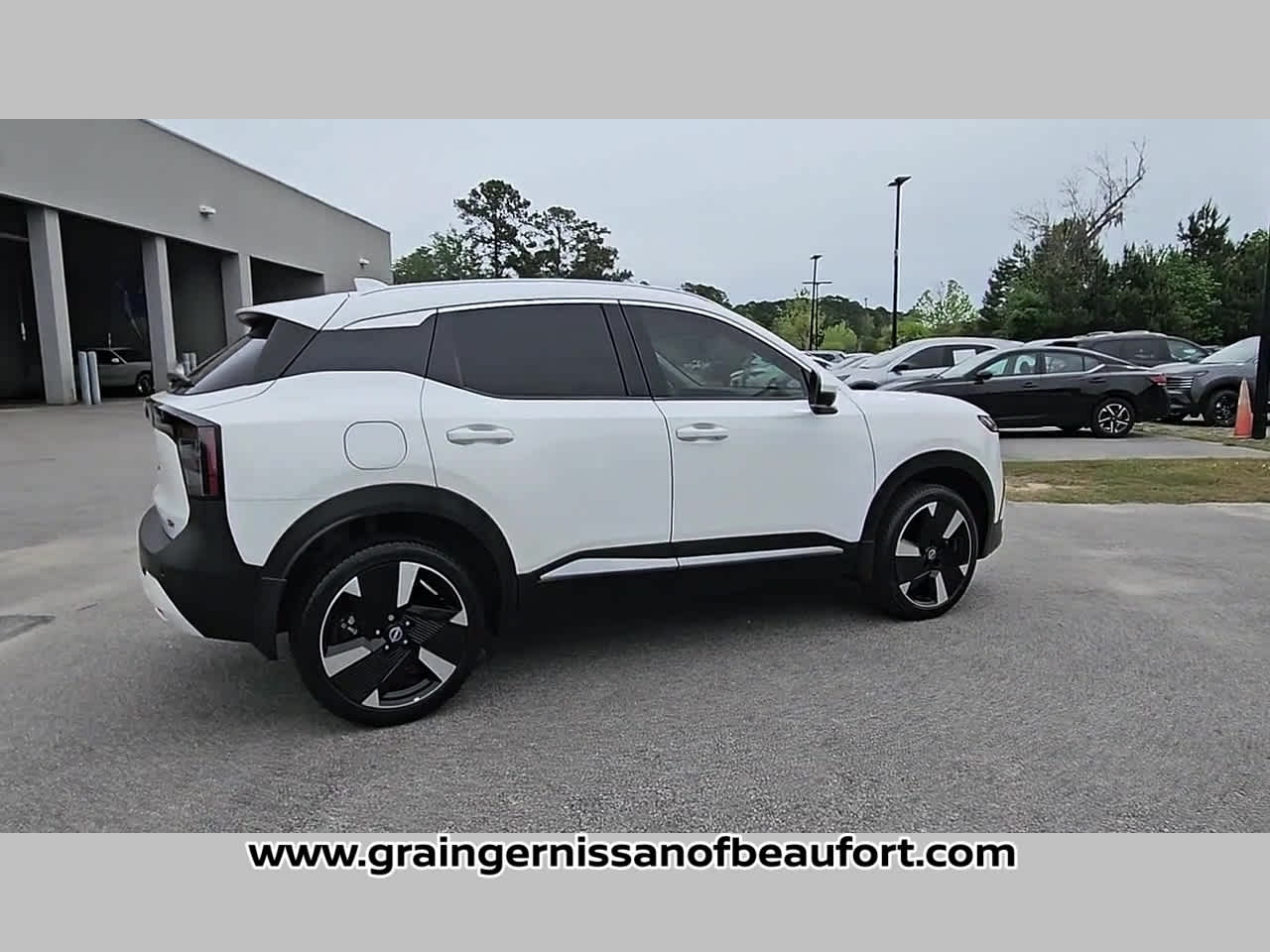 2025 Nissan Kicks SR