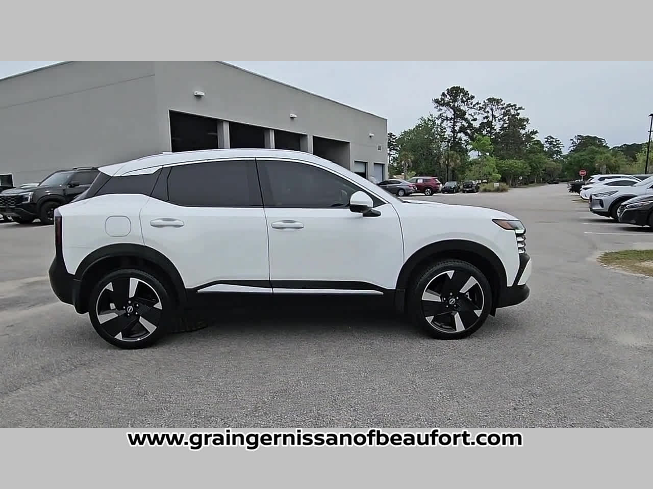 2025 Nissan Kicks SR