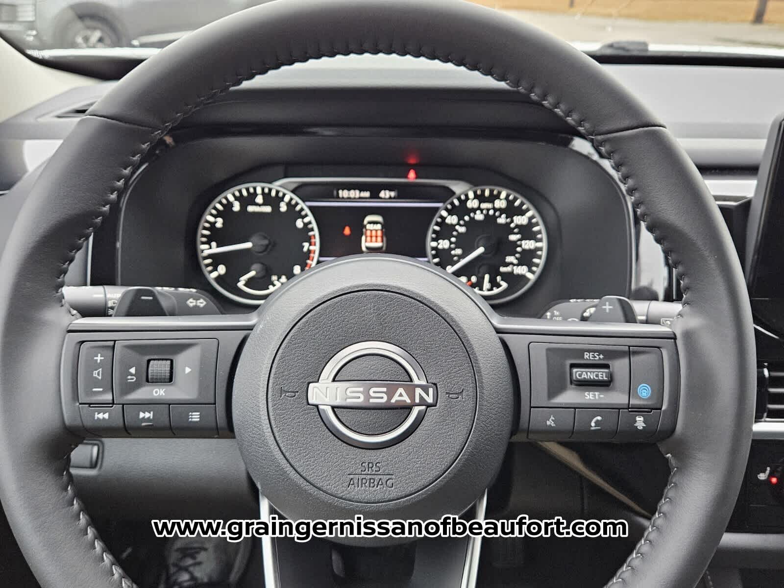 2025 Nissan Pathfinder SV