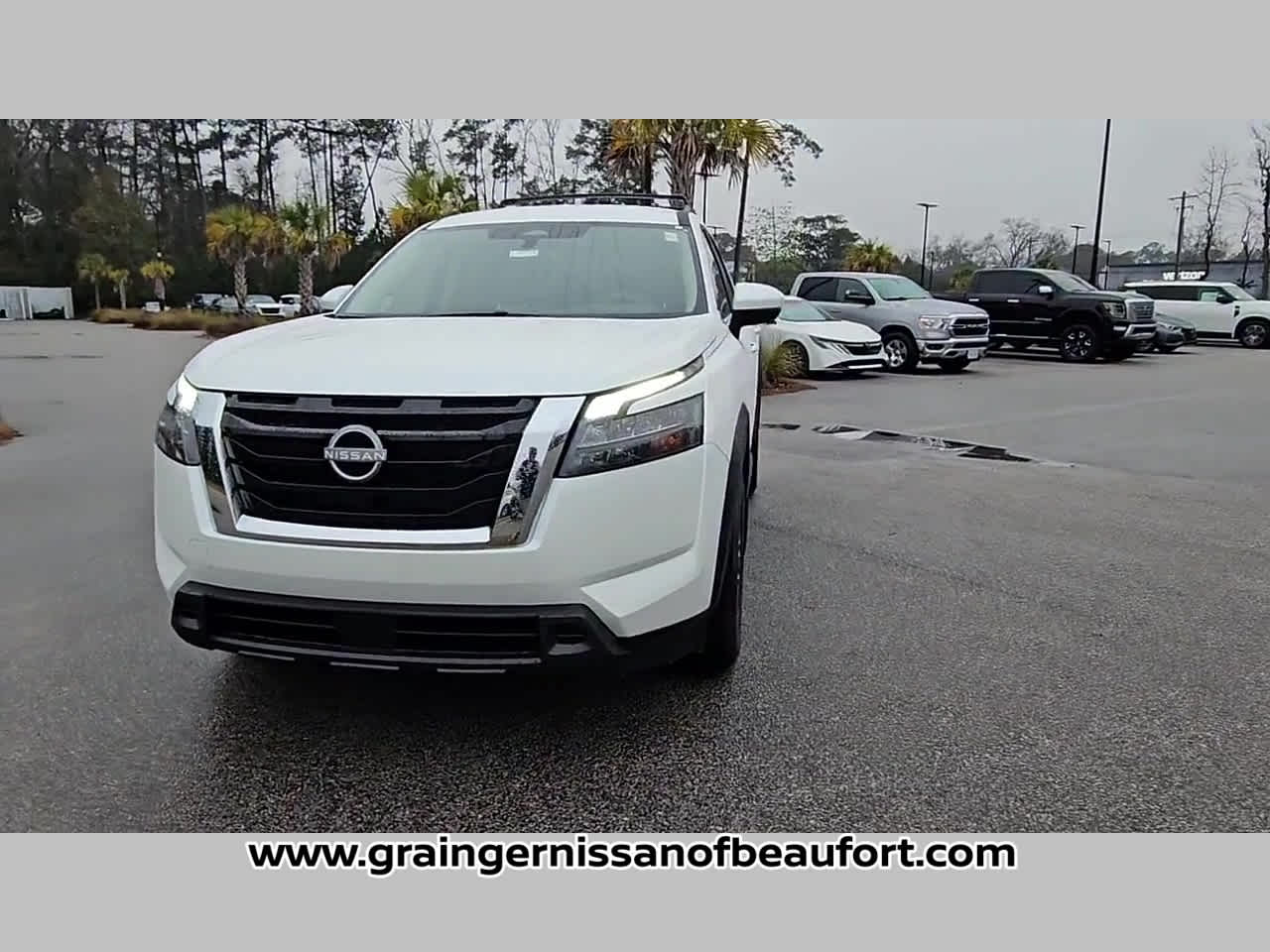 2025 Nissan Pathfinder SV