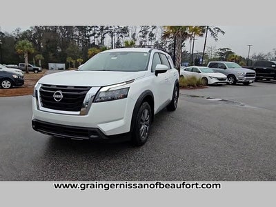 2025 Nissan Pathfinder SV