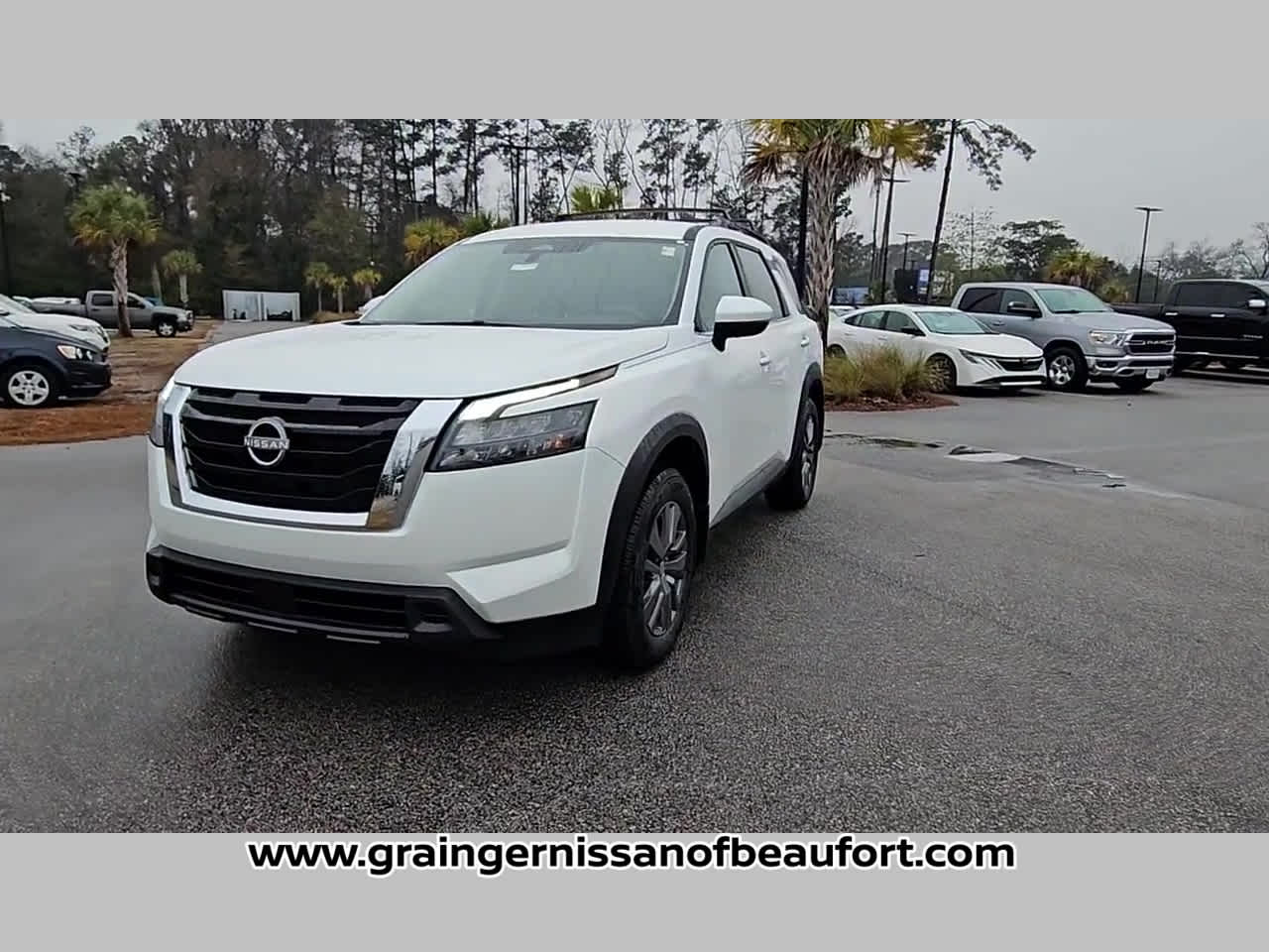 2025 Nissan Pathfinder SV