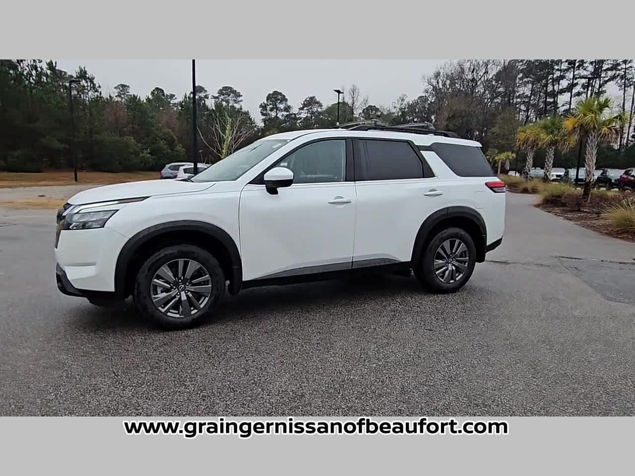 2025 Nissan Pathfinder SV