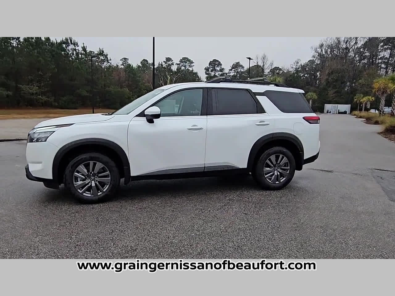 2025 Nissan Pathfinder SV