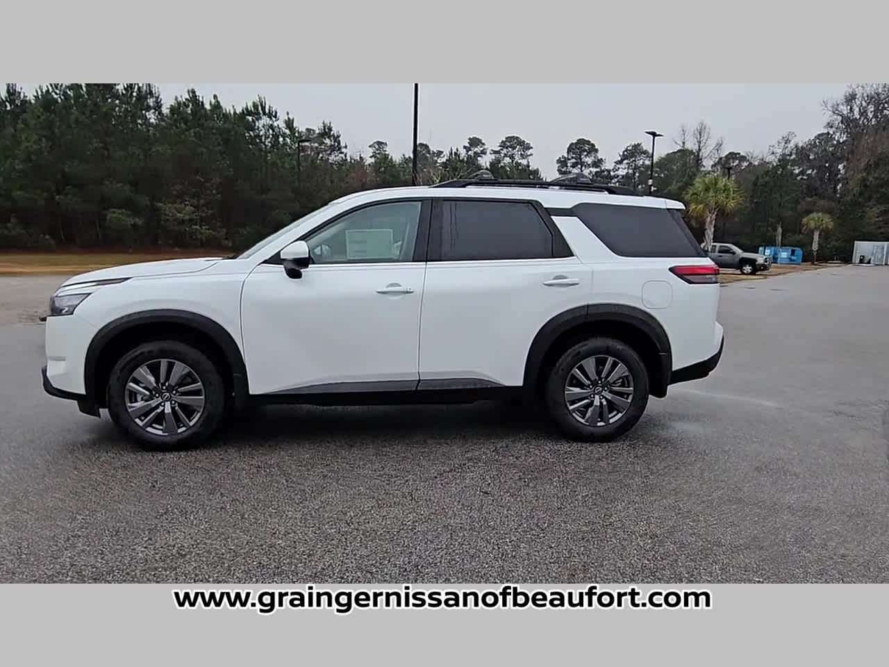 2025 Nissan Pathfinder SV