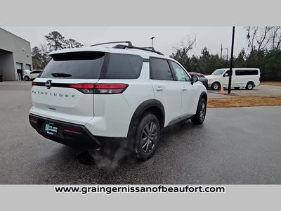 2025 Nissan Pathfinder SV