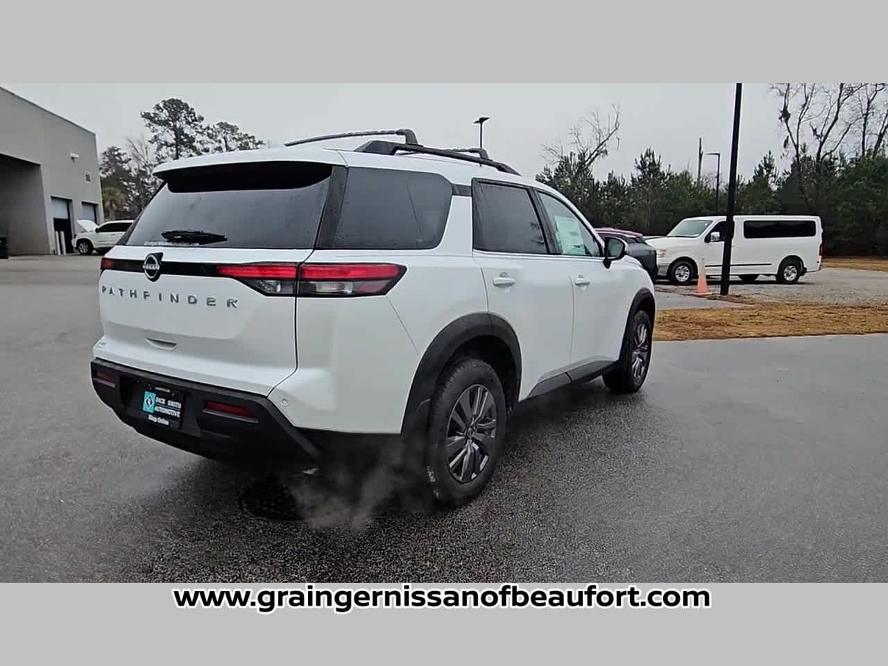 2025 Nissan Pathfinder SV