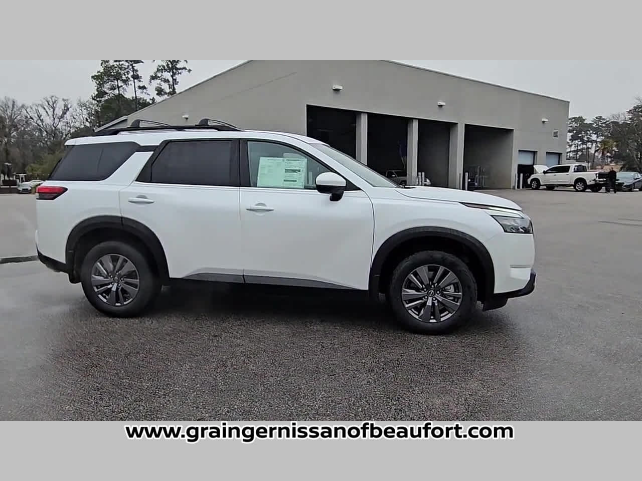 2025 Nissan Pathfinder SV