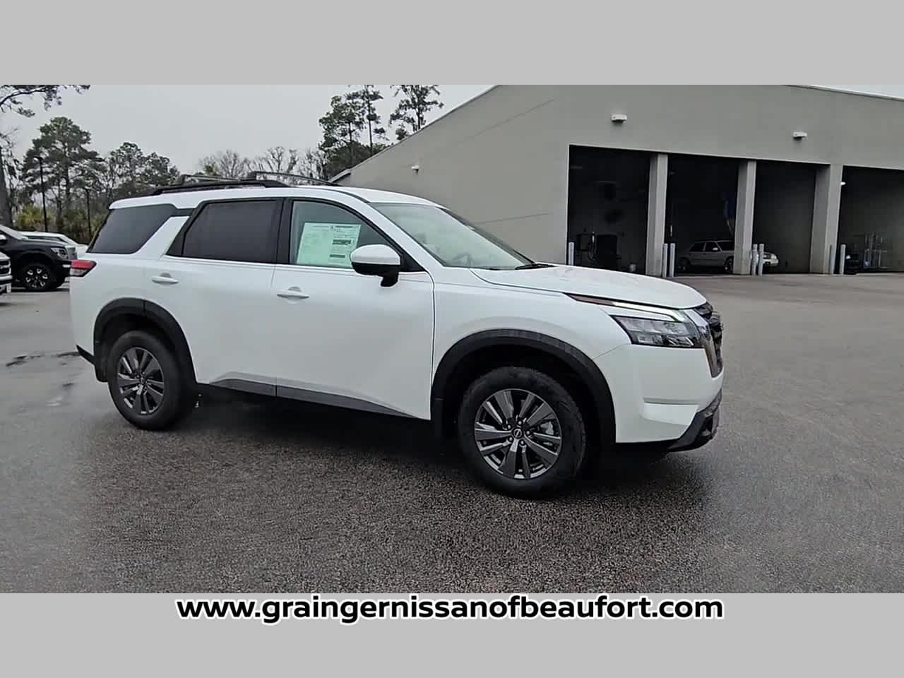 2025 Nissan Pathfinder SV