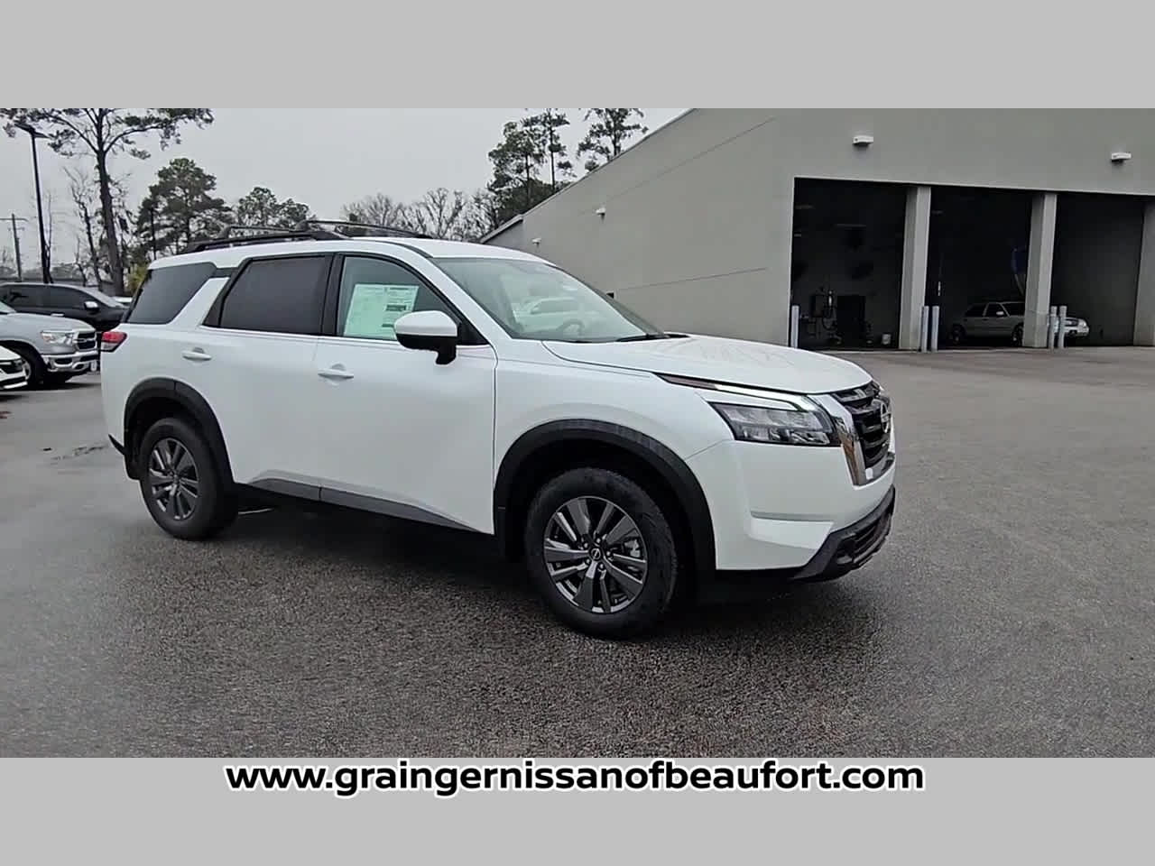 2025 Nissan Pathfinder SV