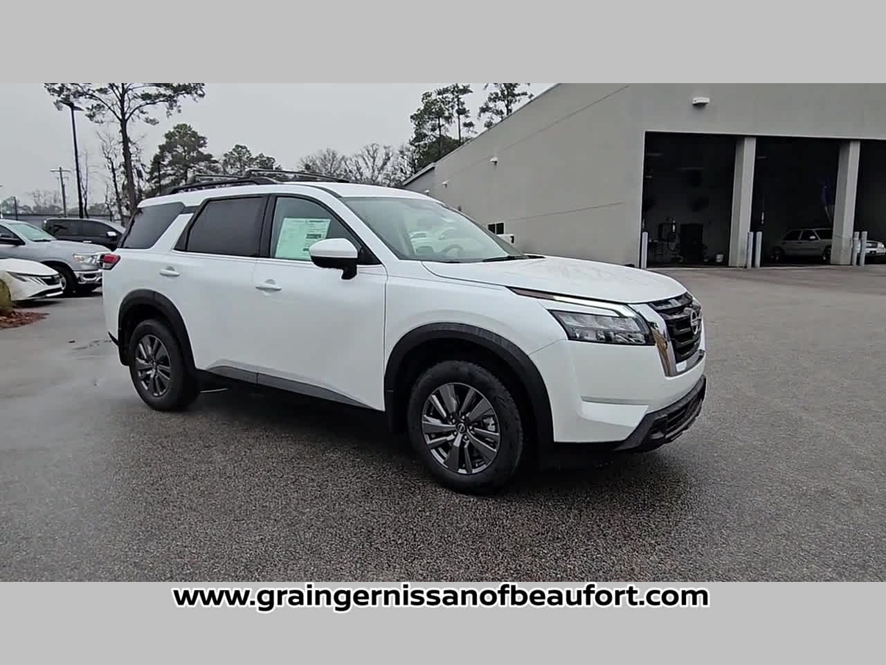 2025 Nissan Pathfinder SV