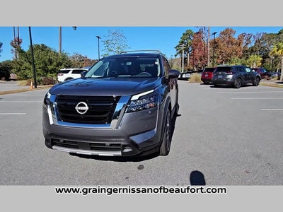 2025 Nissan Pathfinder SL