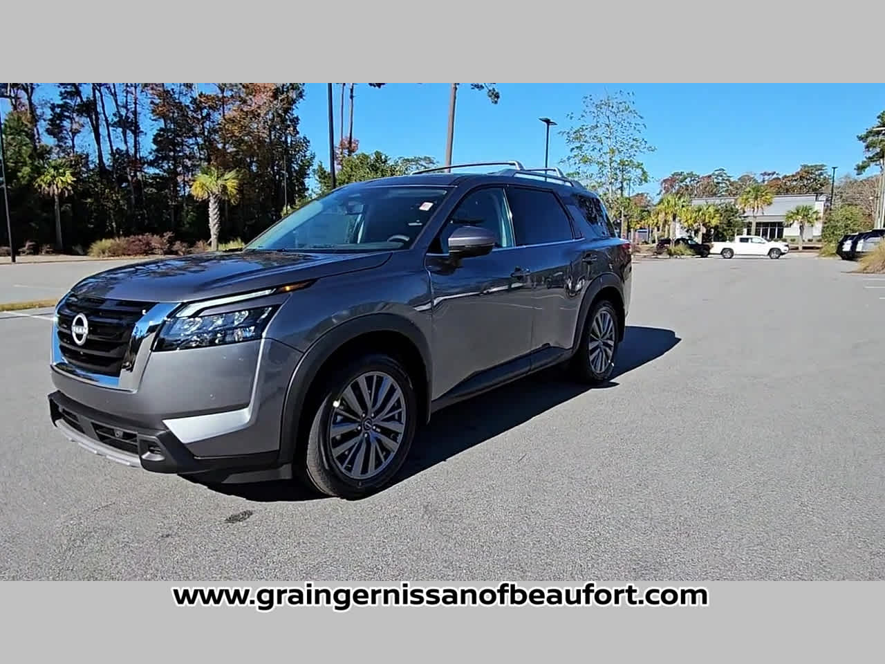 2025 Nissan Pathfinder SL