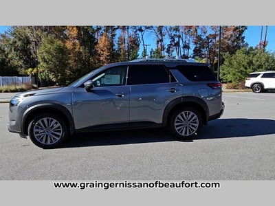 2025 Nissan Pathfinder SL