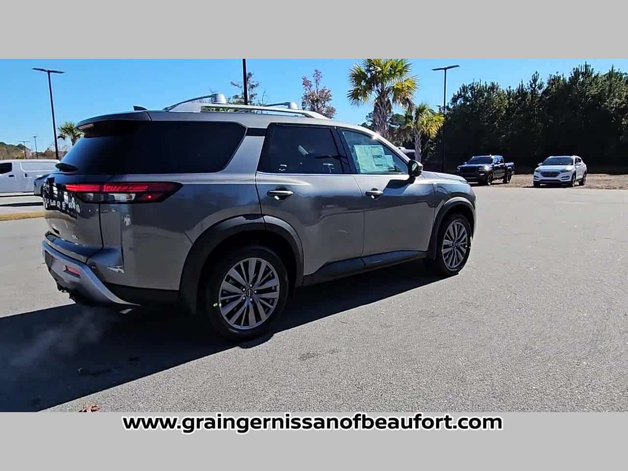 2025 Nissan Pathfinder SL