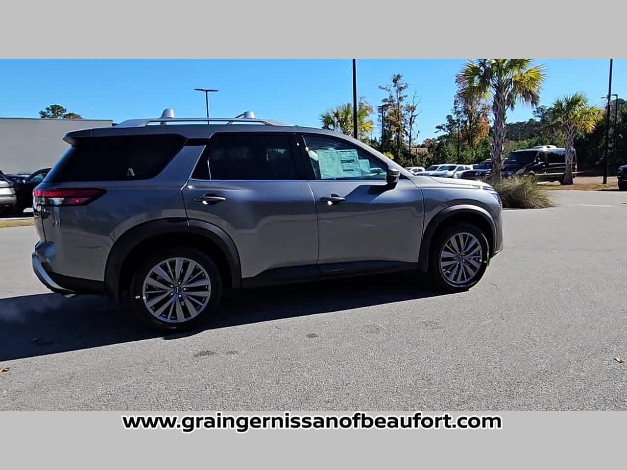 2025 Nissan Pathfinder SL