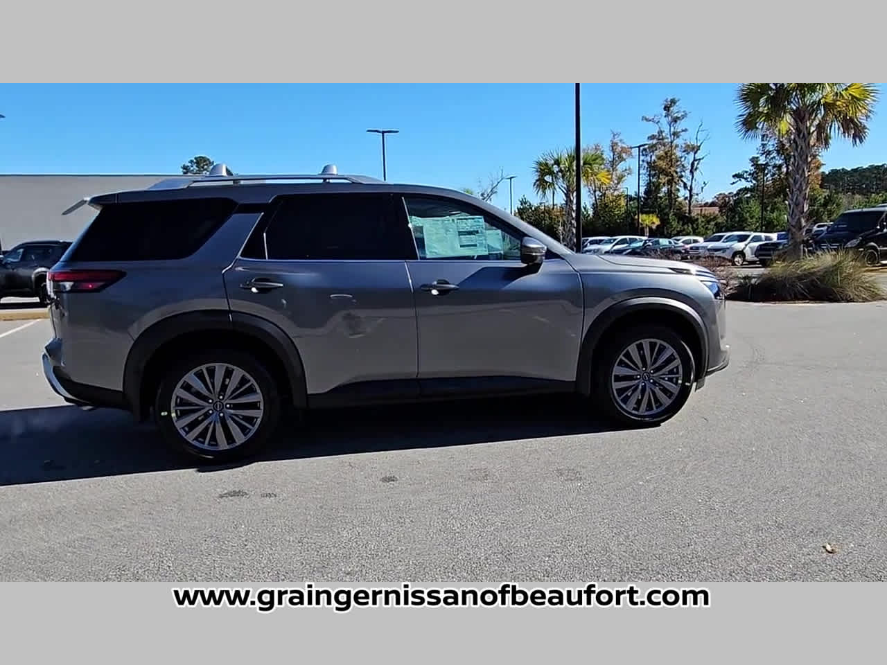 2025 Nissan Pathfinder SL