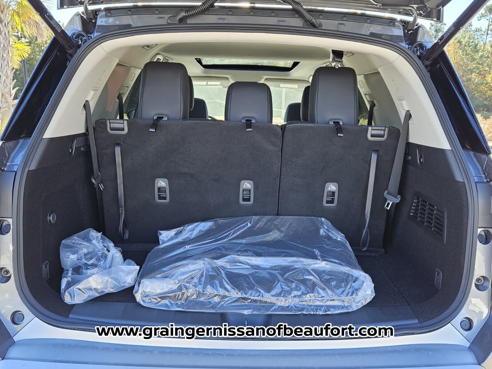 2025 Nissan Pathfinder SL