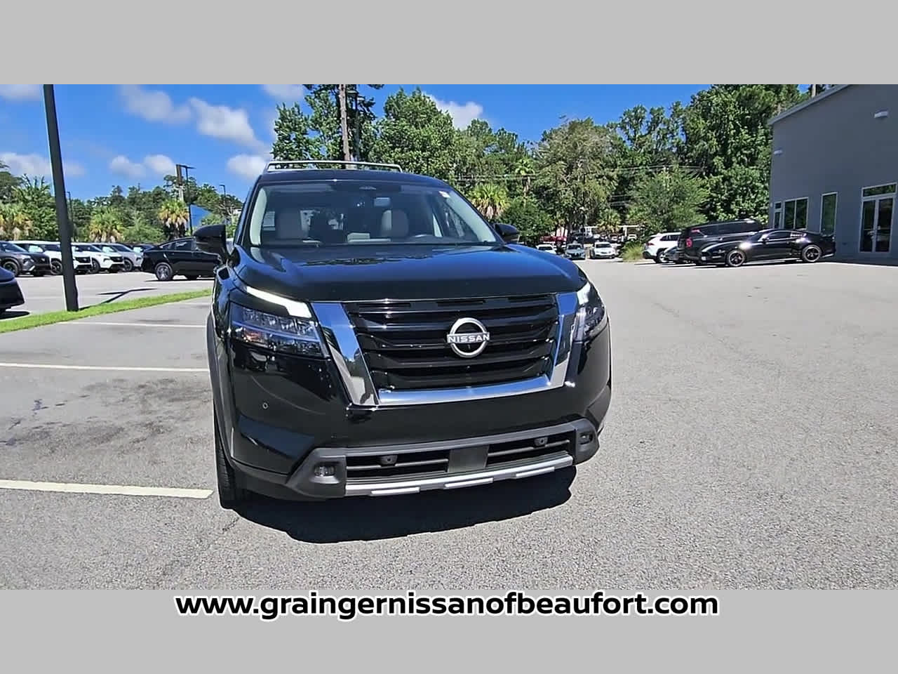 2023 Nissan Pathfinder SL