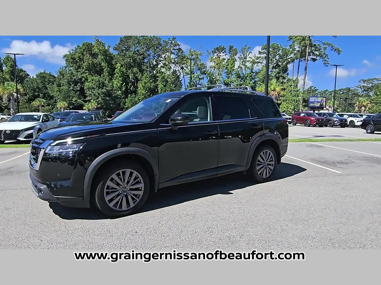 2023 Nissan Pathfinder SL