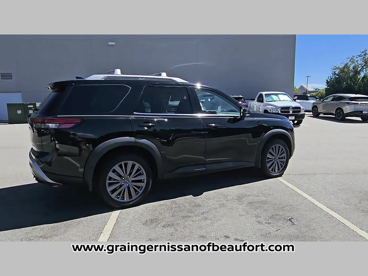 2023 Nissan Pathfinder SL