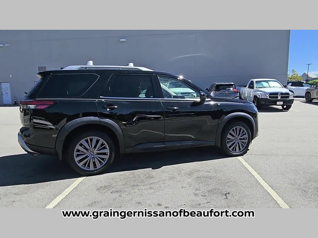 2023 Nissan Pathfinder SL