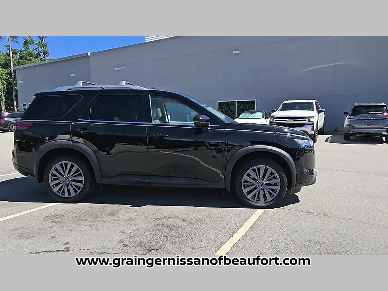2023 Nissan Pathfinder SL